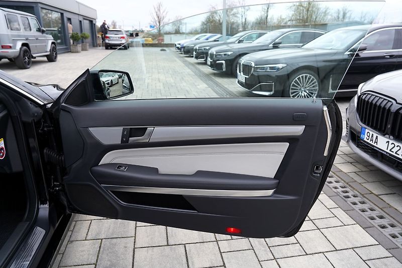 Mercedes-Benz Třídy E 200 CGI/cabrio/Avangarde/kůže - fotka 24 z 44