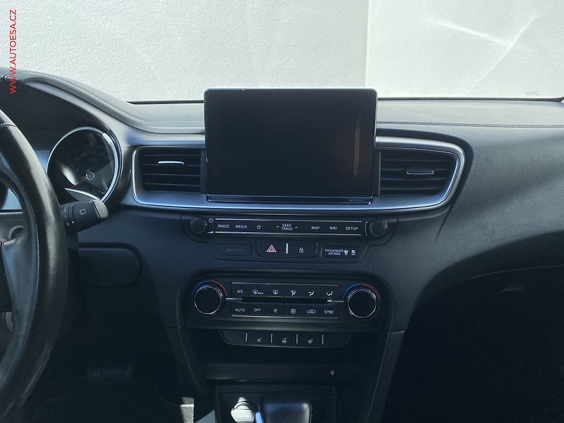 Kia Ceed (2018) 1.6 CRDi, ČR, Exclusive, AT - fotka 12 z 18