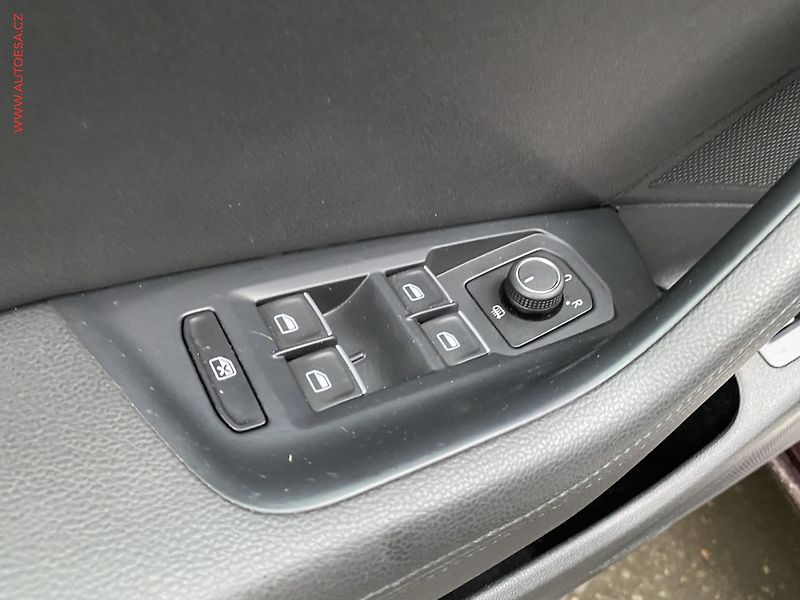 Volkswagen Passat (2015) 2.0 TDi, ČR, Highline, LED - fotka 13 z 18