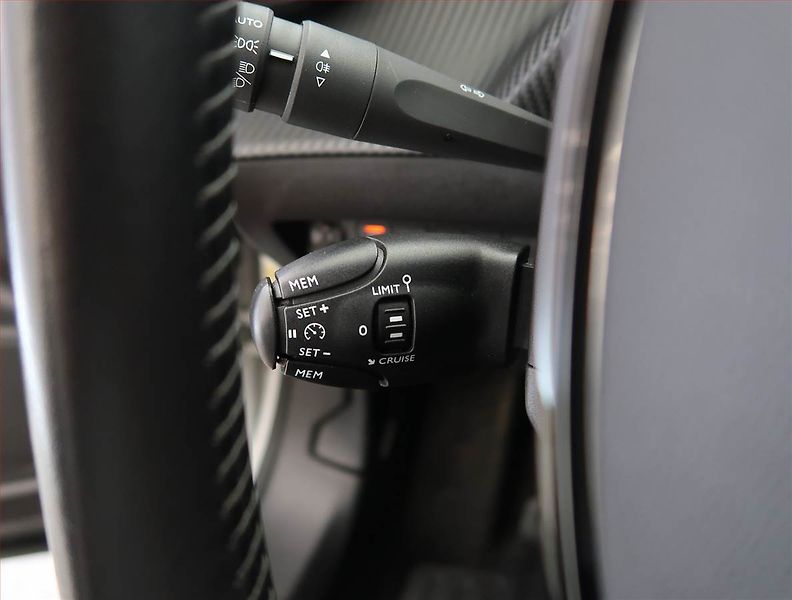 Peugeot 2008 (2021) Active 50 kWh, SoH 87% - fotka 19 z 23