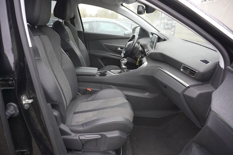 Peugeot 5008 (2020) 5008  1,2I 96 kW ALLURE 7 MÍST - fotka 24 z 32
