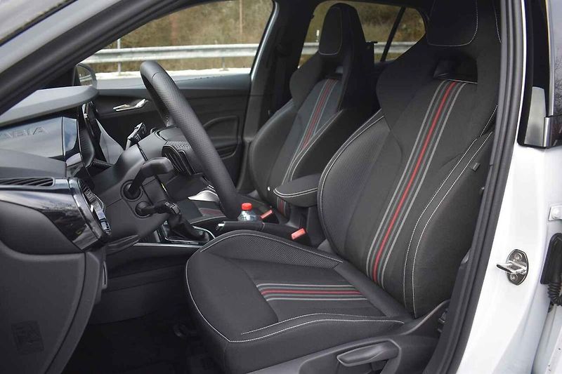 Auto působí přikrčeně, tudíž sportovně.