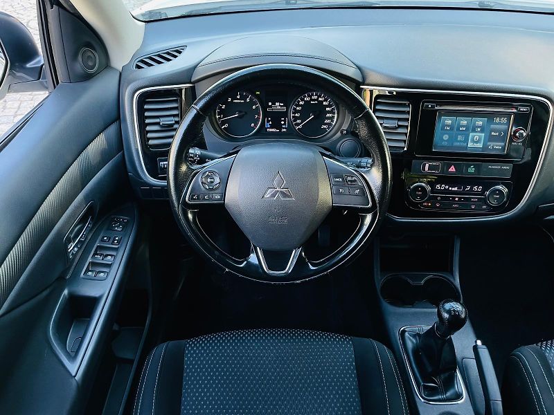 Mitsubishi Outlander 2.0i 1.MAJITEL SERVISKA TAŽNÉ - fotka 24 z 46