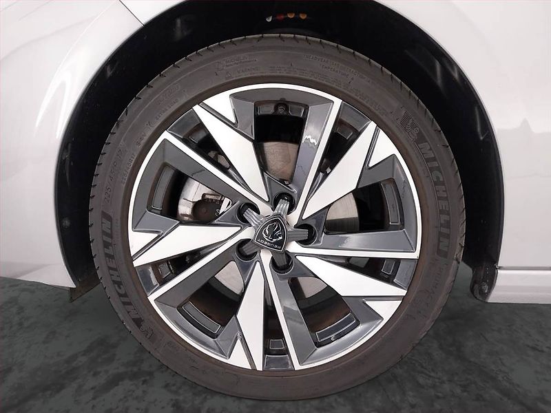 Peugeot 308 (2024) Allure 1.2 PureTech - fotka 15 z 23
