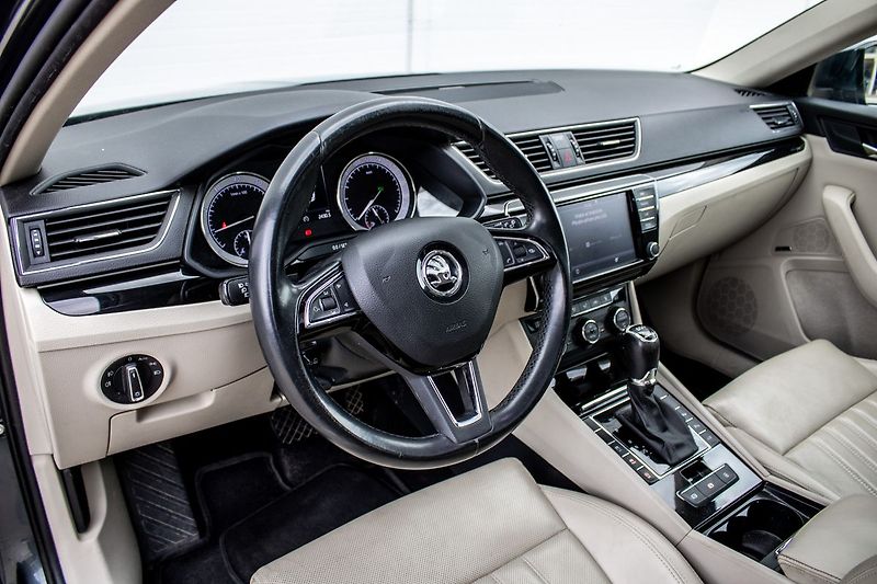 Škoda Superb Laurin Klement - fotka 11 z 44