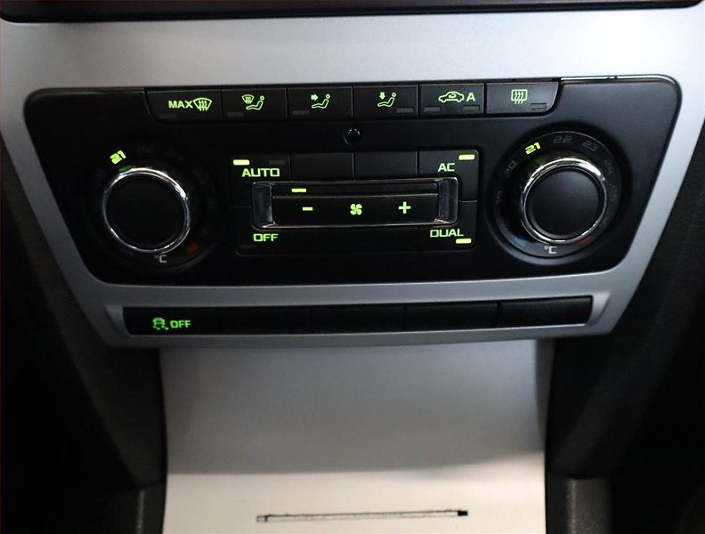 Škoda Octavia (2011) Ambiente 1.6 TDI, nová STK - fotka 13 z 18