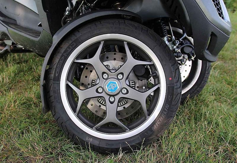 Piaggio MP3 500ie Sport LT (vlevo) a Piaggio Medley 125ie.
