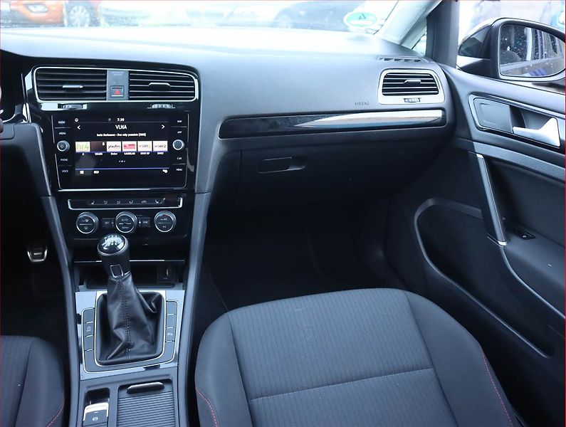 Volkswagen Golf (2018) 1.0 TSI, Navi, Tempomat - fotka 8 z 18