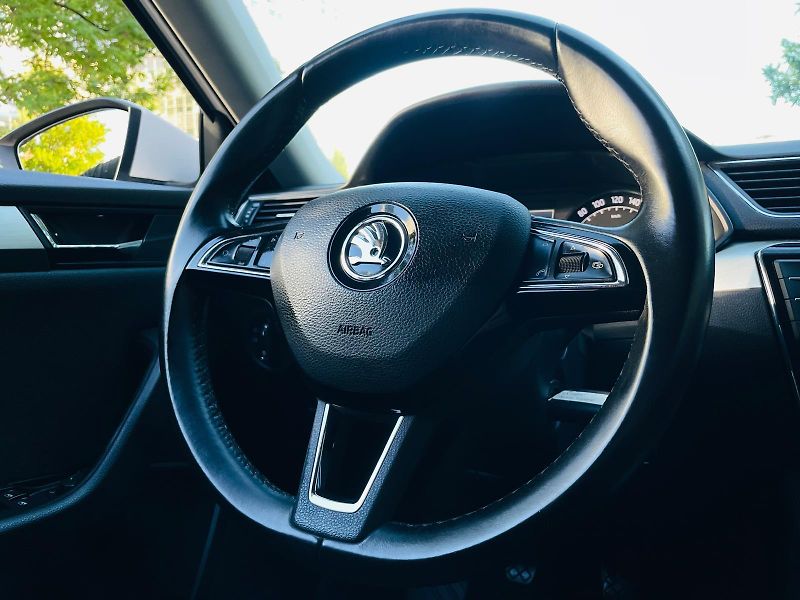 Škoda Superb 2.0TDI 1MAJITEL TAŽNÉ SERVISKA - fotka 24 z 44