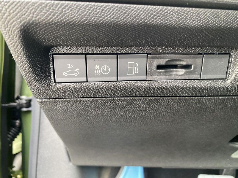 Peugeot 408 (2026) GT Plug-in HYBRID 240 e-DCS7 - fotka 23 z 23