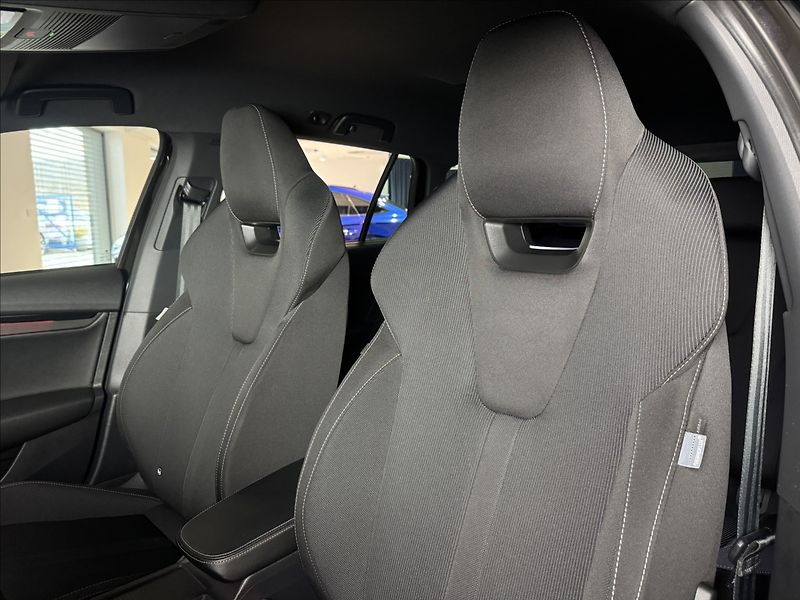 Škoda Octavia 2,0 TDi  Sportline Virtual LED - fotka 25 z 49