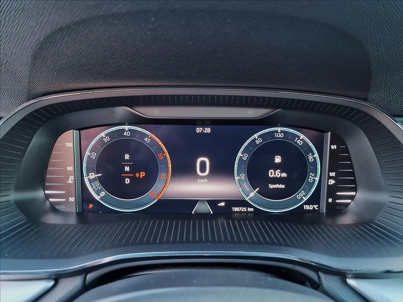 Škoda Octavia 2.0 TDI DSG Style Combi,1.Maj - fotka 22 z 50
