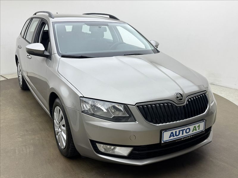 Škoda Octavia 1,6 TDi DPH KLIMA SENZORY ČR - fotka 3 z 30