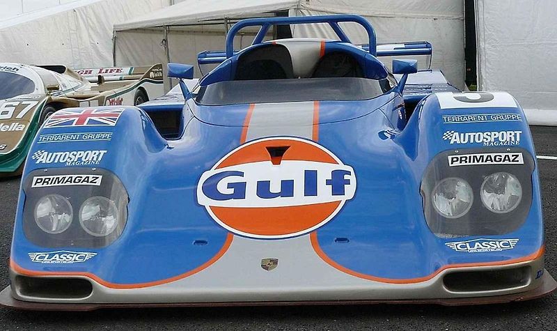 Legendární závodník Derek Bell se v roce 1977 představil s Jaguarem XJ12 C při Grand Prix Brna.