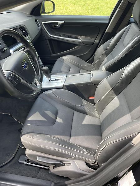 Volvo V60 (2011) Volvo V60 2,4 D5 AWD, R-Design - fotka 26 z 36