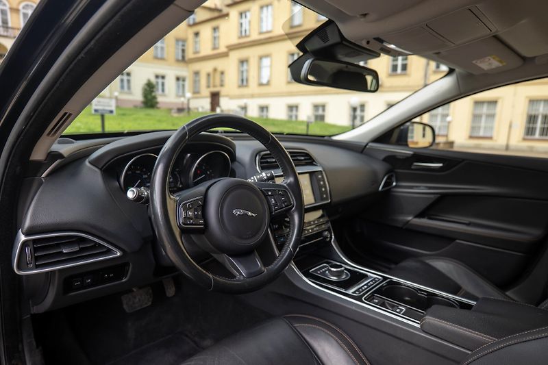 Jaguar XE 20t Prestige Meridian Kůže - fotka 14 z 35