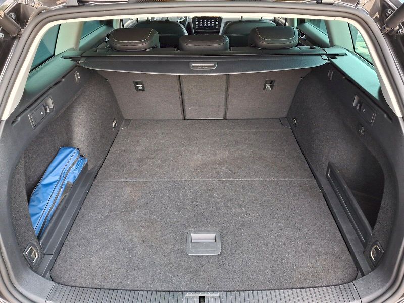 Volkswagen Passat (2023) Variant Elegance DSG 1,5TSi 11 - fotka 8 z 33