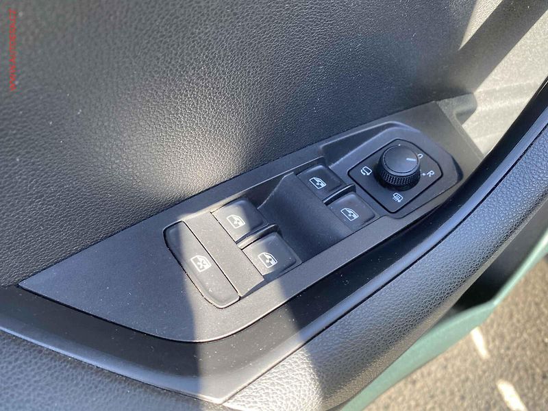 Škoda Karoq (2019) 1.0 TSi, Ambition, +kola - fotka 13 z 18