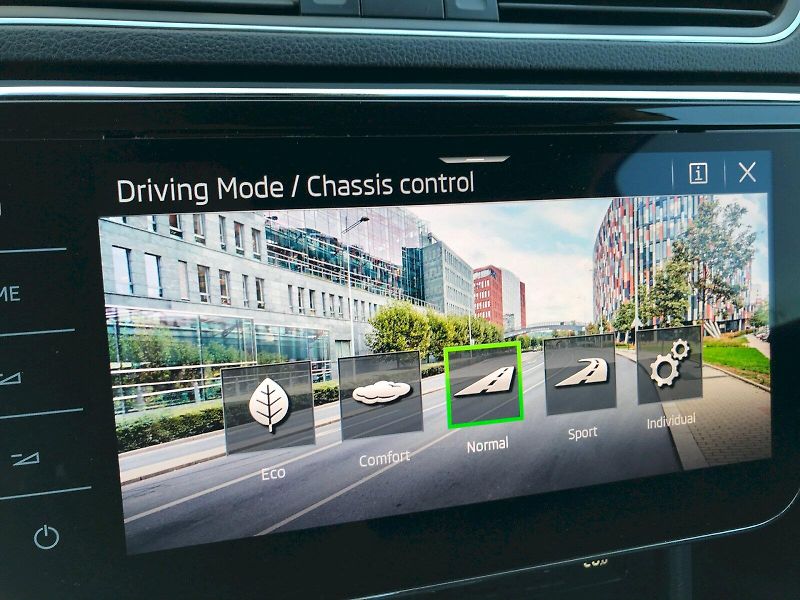 Škoda Superb (2023) COM GRT L K 4X4 TD 140/2.0 A7A - fotka 26 z 28