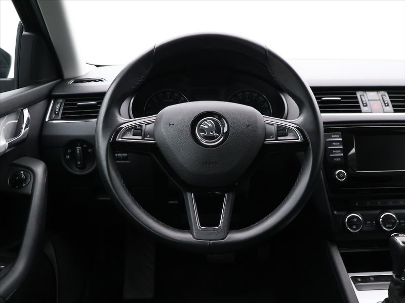 Škoda Octavia 2,0 TDI DSG Ambition 1.Maj. - fotka 15 z 29
