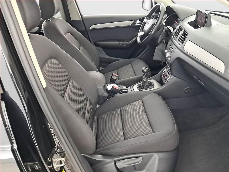 Audi Q3 (2013) basis 2.0 TDI, Serv.kniha - fotka 9 z 18