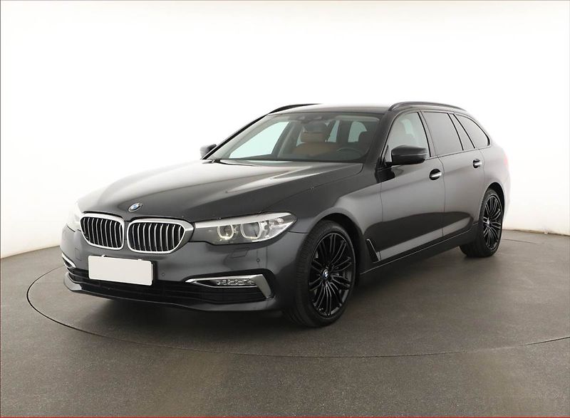 BMW Řada 5 (2018) Luxury Line 540i xDrive - fotka 2 z 20