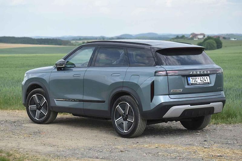 V motorovém prostoru plug-in hybridů jsou dva agregáty.