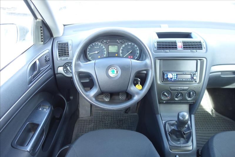 Škoda Octavia 1,6 i 75KW, ČR, SERVIS. KN. - fotka 16 z 35