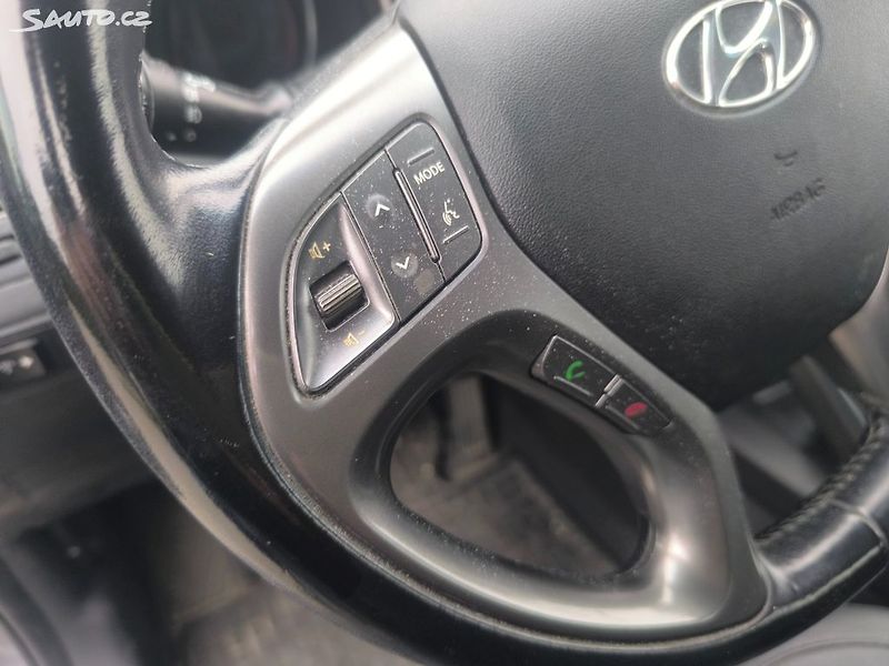 Hyundai ix35 2.0D4X4,70KM,MAX VÝBAVA,KRÁSNÝ - fotka 23 z 31