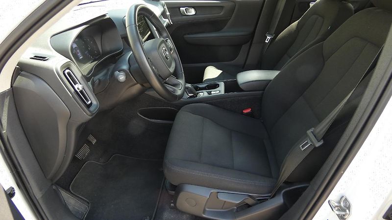 Volvo XC40 T2 FWD Momentum Core - fotka 17 z 22