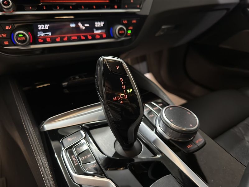 BMW Řada 5 3,0   540i LUXURY M-PAKET HARM - fotka 19 z 40