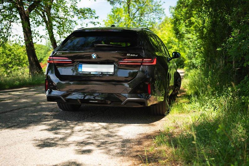 BMW Řada 5 (2025) 540d xDrive, M Sport, Tažné - fotka 6 z 32