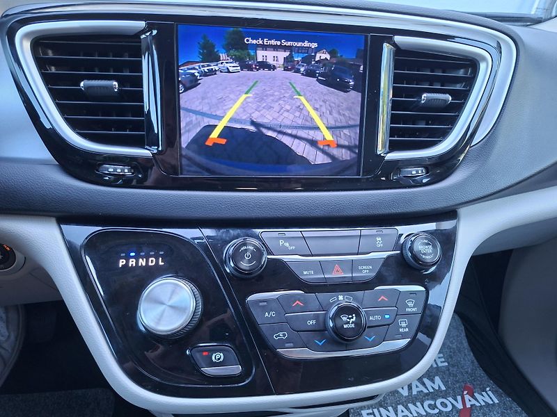 Chrysler Pacifica (2018) 3,6L Hybrid, krásný stav  - fotka 24 z 45