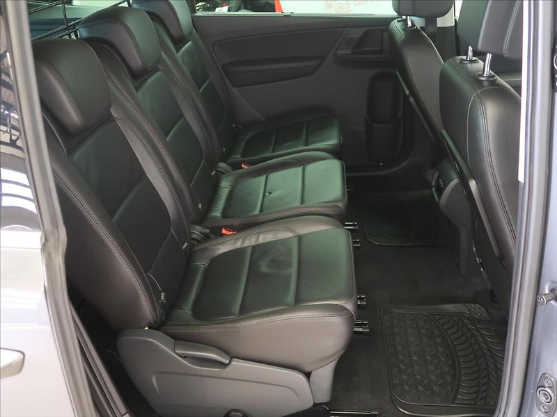 Volkswagen Sharan 2,0 TDI Highline LED panorama - fotka 14 z 39