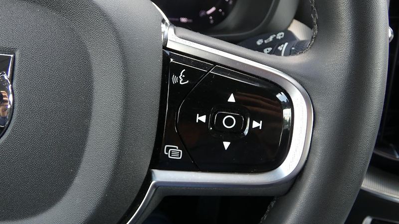 Volvo XC60 B4 mHEV AWD Plus Dark - fotka 12 z 22