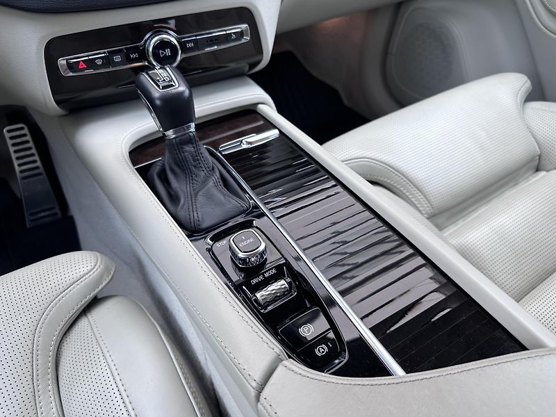 Volvo XC90 D5 AWD Inscription Polestar - fotka 25 z 29
