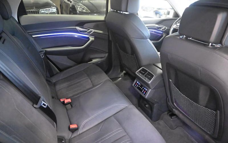 Audi Q8 e-tron 55 Q 360k Pano Tažné BLIS - fotka 14 z 27