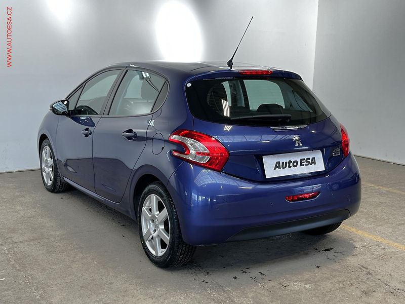 Peugeot 208 (2014) 1.2 PT, AC, výhřev sed - fotka 6 z 16