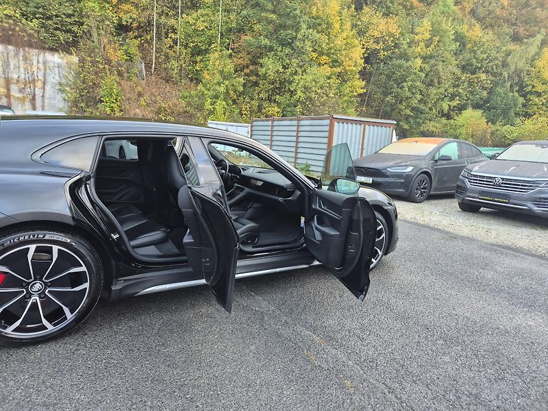Porsche Taycan Cross Turisno 4S 93kWH  92,6% - fotka 15 z 46