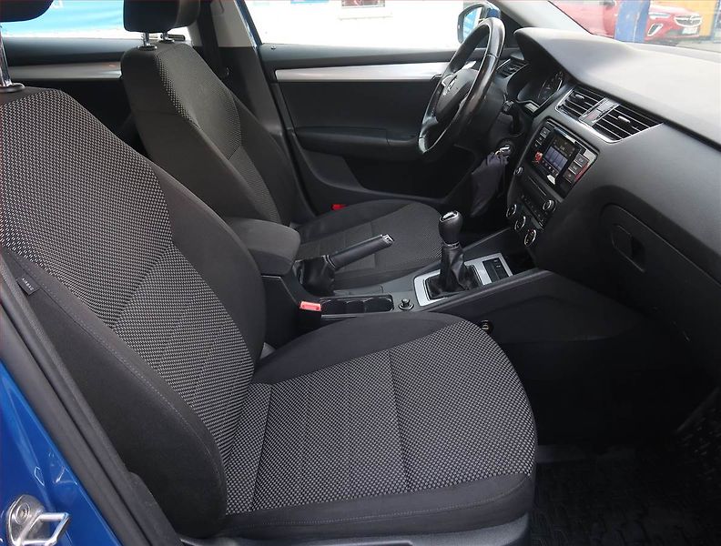 Škoda Octavia (2014) Ambition 1.6 TDI, Tempomat - fotka 9 z 16