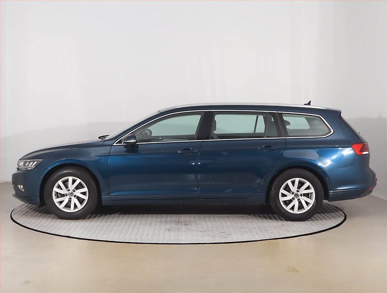 Volkswagen Passat (2021) Business 2.0 TDI, Automat - fotka 3 z 27