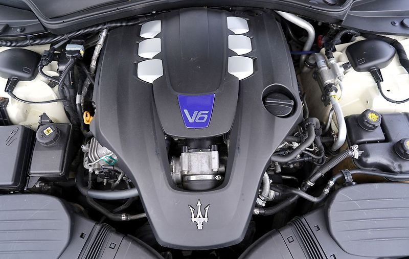 Maserati Quattroporte S Q4 3.0i V6/410 PS/automat/B& - fotka 10 z 50