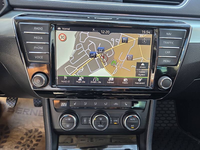Škoda Superb (2015) 1.4 TSI Style Plus - fotka 22 z 53