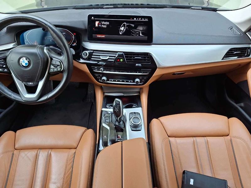 BMW Řada 5 530d xDrive AT Touring - fotka 13 z 71