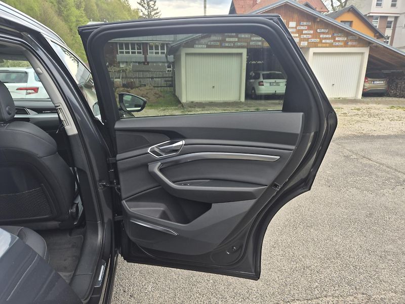 Audi e-tron 50 QUATTRO 230kw 20ALU SOH100% - fotka 34 z 45