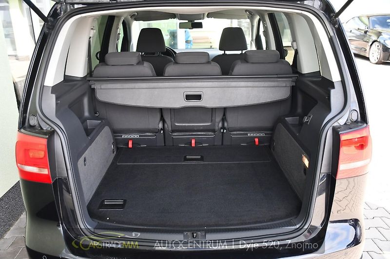 Volkswagen Touran 2.0TDi CROSS NAVI VÝHŘEV - fotka 43 z 48