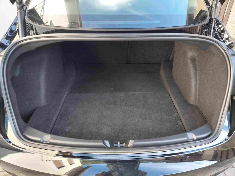 Tesla Model 3 RWD StandardRange - fotka 13 z 17