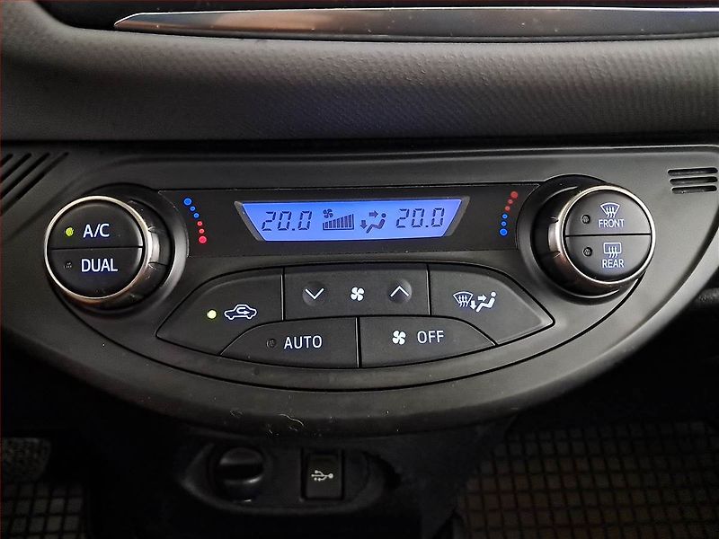 Toyota Yaris (2015) 1.5 Hybrid, Automat - fotka 18 z 19