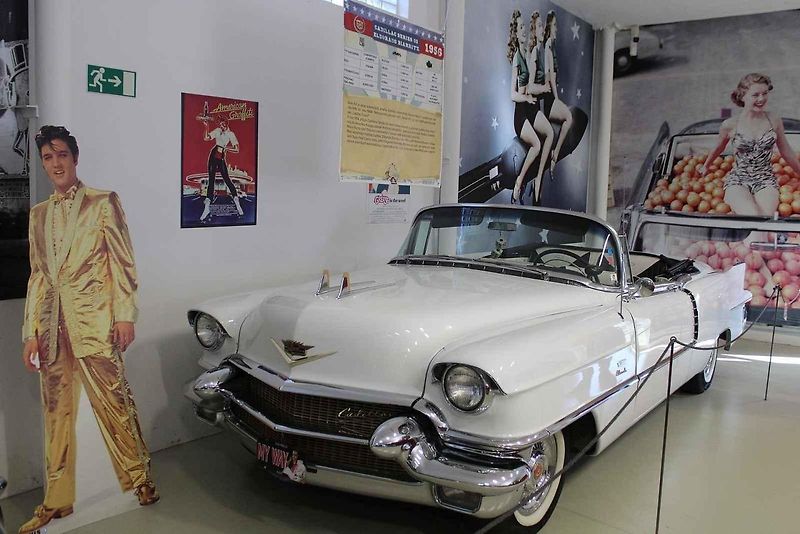 Příď vozu Cadillac Fleetwood Series 60 z roku 1947.