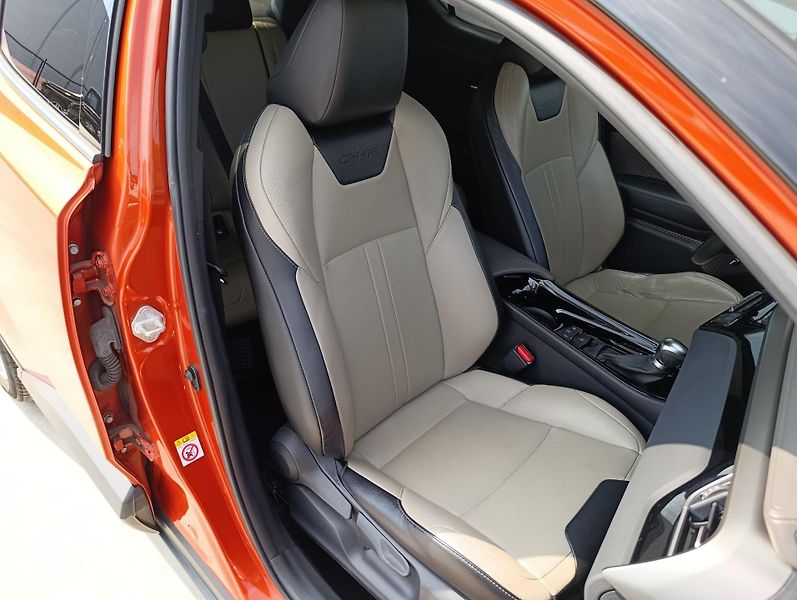 Toyota C-HR 2.0HEV PREMIERE ČR 1.MAJITEL - fotka 19 z 35